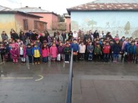 Karşıyakalı öğrencilerden Erzincan’a karne hediyesi