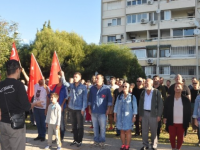 Karşıyakalı veliler okulun önünde andımızı okudu
