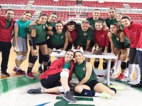 Karşıyakalı voleybolcular doğum günü kutladı