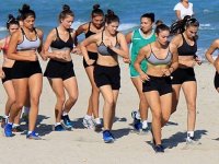 Karşıyakalı voleybolcular plajda çalışıyor...