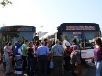 KARŞIYAKALILAR DURAKLARDA BEKLEDİ...