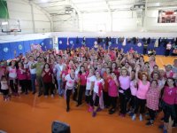 Karşıyakalılar pembe giyerek meme kanserine dikkat çekti