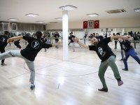 Karşıyakalı halk oyuncular şampiyonaya hazırlanıyor