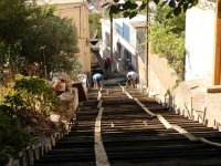 Karşıyaka'nın dik yokuşlarına merdivenli çözüm