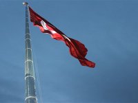 Karşıyaka’nın gururu: Körfezin en büyük bayrağı göndere çekildi