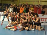 Karşıyaka'nın küçük kızları çeyrek finalde...