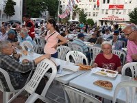 KASİAD Başkanı yaşlılara iftarı kendi servis etti