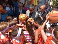 Kaymakam Yücel'den 12 Küçük Dev Adamlara imza...