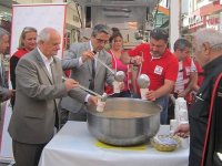 Kaymakam Yücel aşure dağıttı