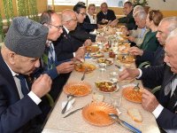 Kaymakam Yücel gaziler ile yemek yedi, dert dinledi