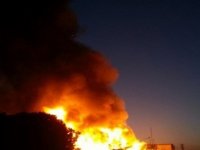 Kemalpaşa'da palet fabrikası yandı