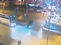 Kırmızı ışıkta geçen otomobile otobüs çarptı…