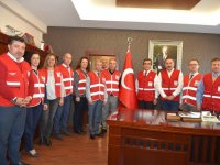 Kızılay Haftası'nda Karşıyakalı yöneticilerden Kızılay'a anlamlı destek