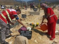 Kızılay Karşıyaka’da bağışçılarının mezarlarına bakım yaptı