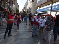 Kızılay, kurban bağışları için broşür dağıtıyor