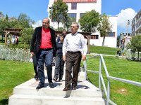 Kocaoğlu, Karşıyaka'da yeşil alan düzenlemelerini inceledi