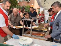 Koltuk değneği ile iftar yemeklerini doldurdu