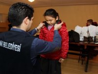 Konaklı öğrencilerin karne hediyesi mont ve bot oldu