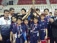 Küçük Erkekler voleybolda zafer Karşıyaka Özel Yamanlar Ortaokulu'nun 