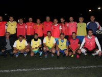 Kurtlarını futbol sahasında döküyorlar...