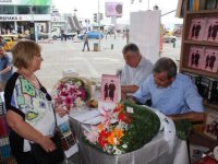 ''Latife Mustafa Kemal'' adlı eserin ilk imza günü Karşıyaka'daydı...