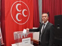 MHP Foça'da Turan Çetinaslan yeniden başkan