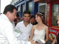 MHP'li Tanrıkulu Çarşı'da gelin ve damattan oy istedi