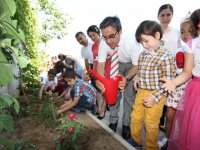 Minik eller ile okullarını çiçek bahçesine çevirdiler