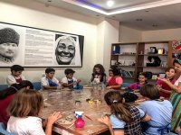 Minik eller Karşıyaka'da sanatla buluşuyor