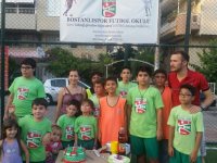 Minik futbolcu doğum gününü çim sahada kutladı…