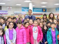 Minik öğrencilerden Dost Market’e destek