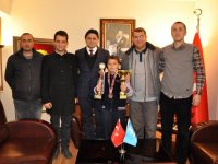 Minik şampiyon başarısını Acar ile paylaştı