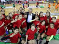 Minik voleybolcular şenlikte buluştu