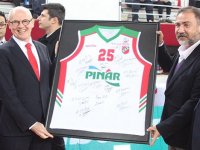 Monaco Başbakanına Pınar Karşıyaka forması...