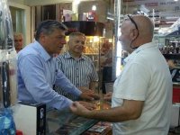 Mustafa Balbay, Karşıyaka Çarşıda esnaf ve halkla kucaklaştı