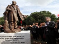 Nazım Hikmet dev heykeliyle Karşıyaka'da ölümsüzleşti