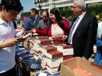 Nevvar Salih İşgören Vakfı, İzmir’de 10 bin kitap dağıttı