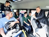 Öğrenciler otostop çekti Başkan Kocaoğlu minibüse aldı...