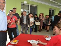 Öğretmen yazardan imza günü