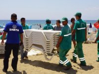 Plajdaki şezlongları topladılar