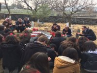 Öldürülen arkadaşlarının mezarı başında dua okumak için 100 km yol gittiler