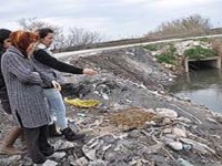 Öldürülen kadını kendi imkanlarıyla arıyorlar...