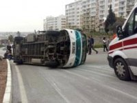 Karşıyaka-Cumhuriyet dolmuşu kaza yaptı: 11 Yaralı