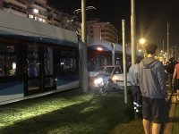 Otomobil tramvaya çarptı...