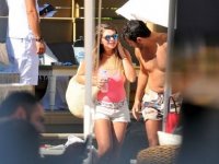 PELİN KARAHAN ÇEŞME'DE BALAYINDA