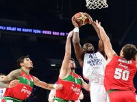 Pınar Karşıyaka Anadolu Efes'e kolay teslim oldu