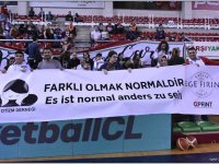 Pınar Karşıyaka, Skyliners maçında otizmli gençleri konuk etti