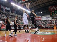 Pınar Karşıyaka ilk yarıya dua etti…