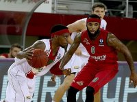 Pınar Karşıyaka Kuban'a evinde teslim oldu