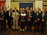 Pınar Karşıyaka ve Selçuk Yaşar TSYD İzmir'den ödülünü aldı